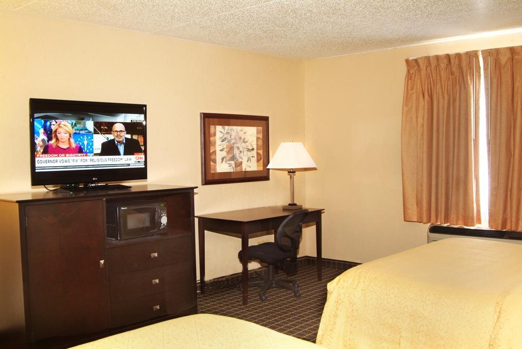Quality Inn & Suites Big Rapids Near University Kültér fotó