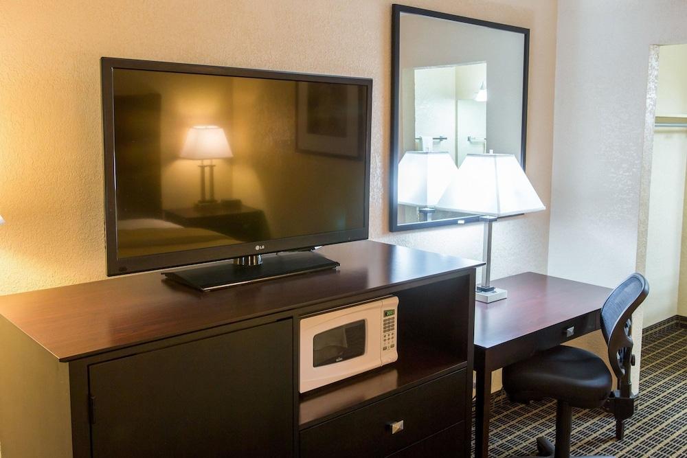 Quality Inn & Suites Big Rapids Near University Kültér fotó