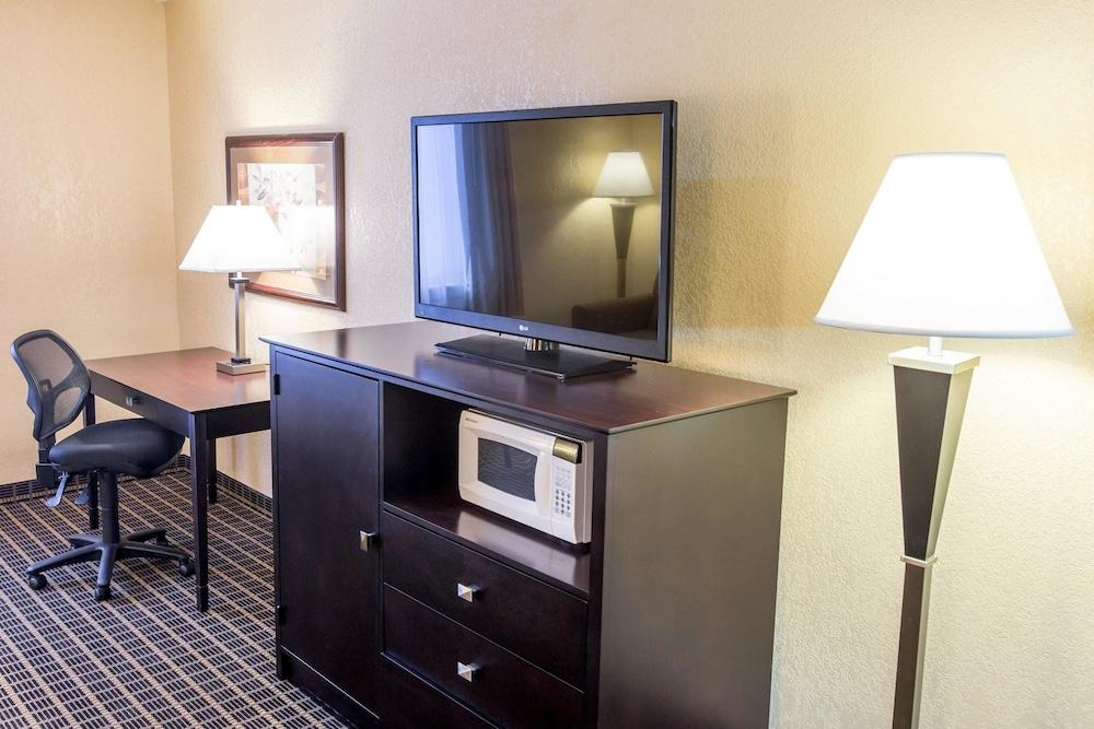 Quality Inn & Suites Big Rapids Near University Kültér fotó