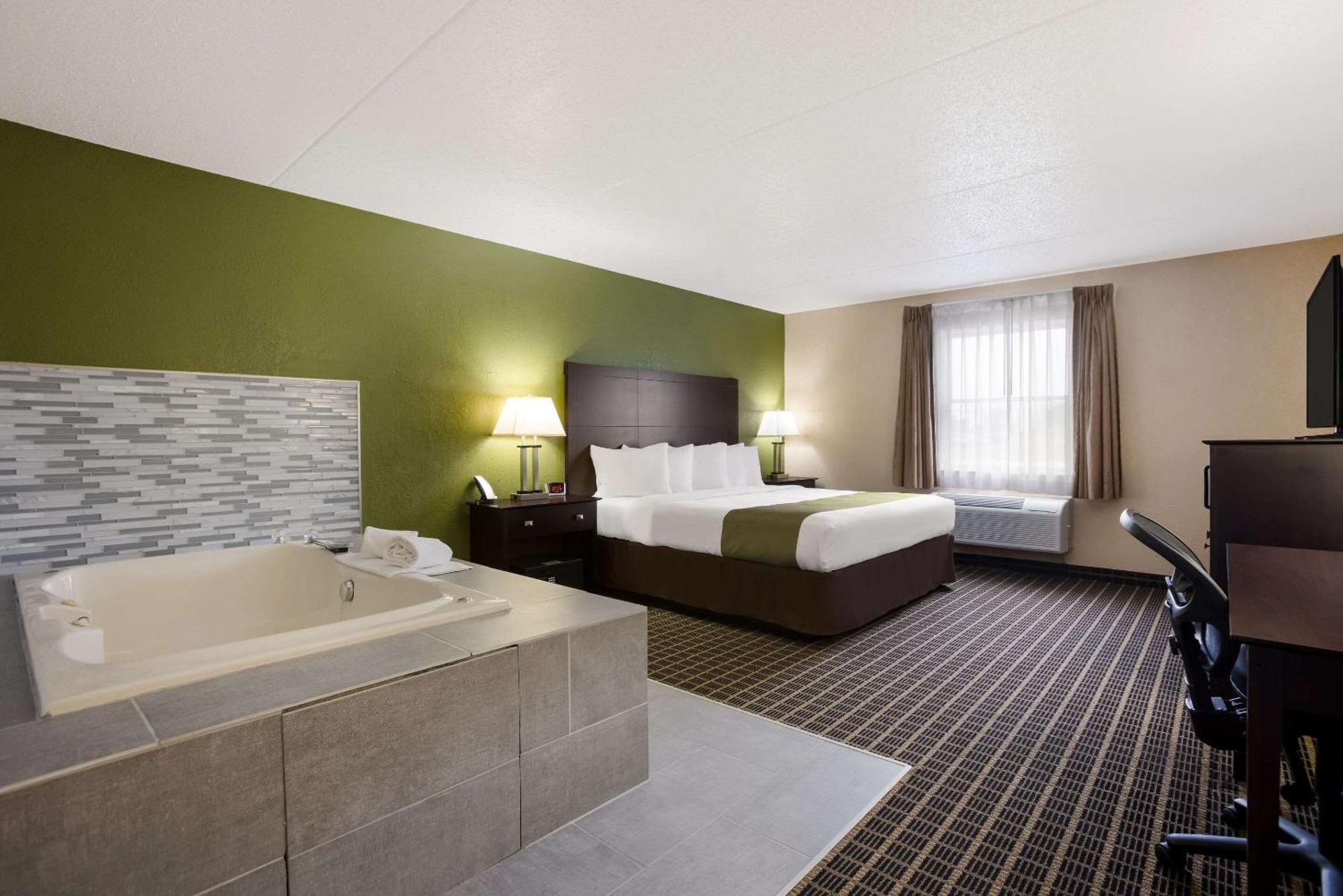 Quality Inn & Suites Big Rapids Near University Kültér fotó