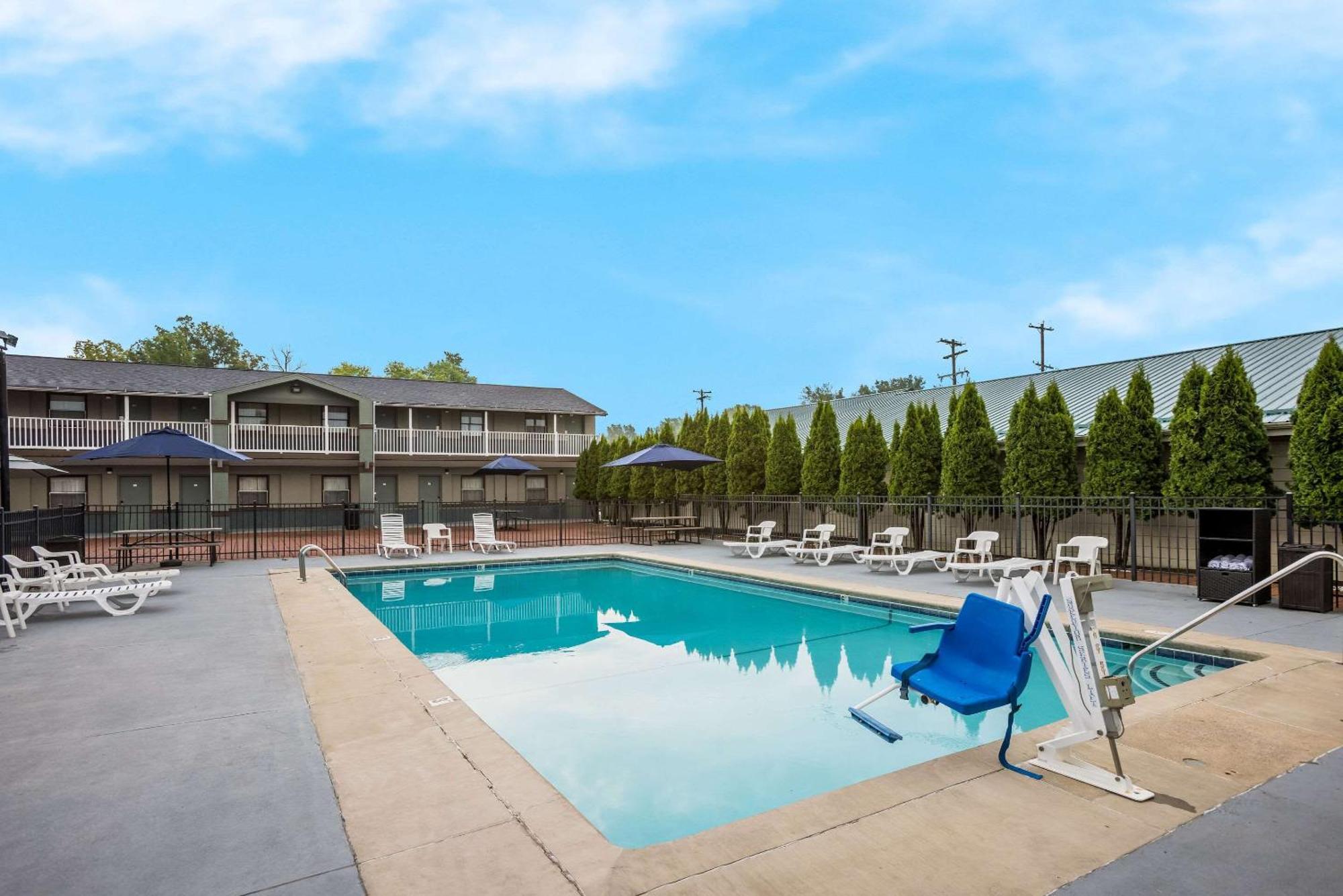 Quality Inn & Suites Big Rapids Near University Kültér fotó